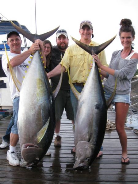 1-11-2012
Whitney whooped her 165# Ahi by herself in less than 20 minutes. It took Tom, Billy and Anthony just a little longer to get their 202#'r... Nice team work gang!
