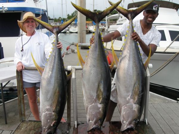 4-30-2010
AHI AHI AHI !!!! Hilary and Brandon with 3 big fat Yellowfin Tuna fish. Nice work!
