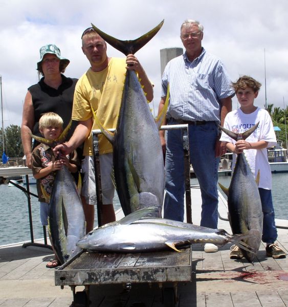 Foxy Lady 7-11-07
The Henderson family had some great Yellowfin Tuna action. Matt and Jordan did great on their "Jr size" Tunas and Colin, John and Sandy took care of the bigger models. Nice work folks!

