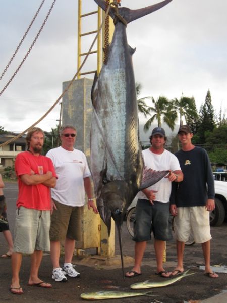 7-3-2010
Eric, Dave, Michael and Blake got a fat fish. That one is well over 500! Nice work guys.

