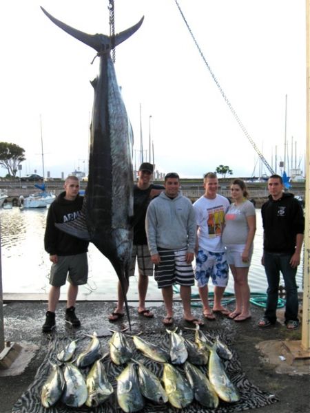 4-19-10
We needed Eric, Jarred, Anthony, Bryan and Kenny all pulling to get this big girl in the boat. How big? 600 + for sure. Nice work men. Oh, and good going on all those Mahi Mahi too!

