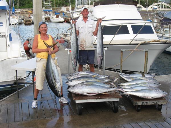 9-28-09
Shirley, James and two cart loads of Yellowfin Tunas. And, two Ono's too. DANG!!
